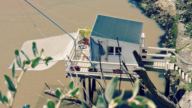 "Carrelet" fishing hut at Meschers sur Gironde - ©P.Migaud / FDHPA17