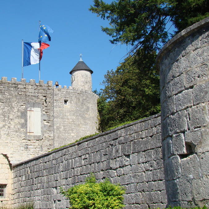 Medieval walls of Surgères © Cécile TRIBALLIER / CMT