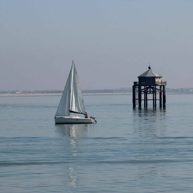 Bout du Monde lighthouse off La Rochelle © Perrine BELIN / CMT