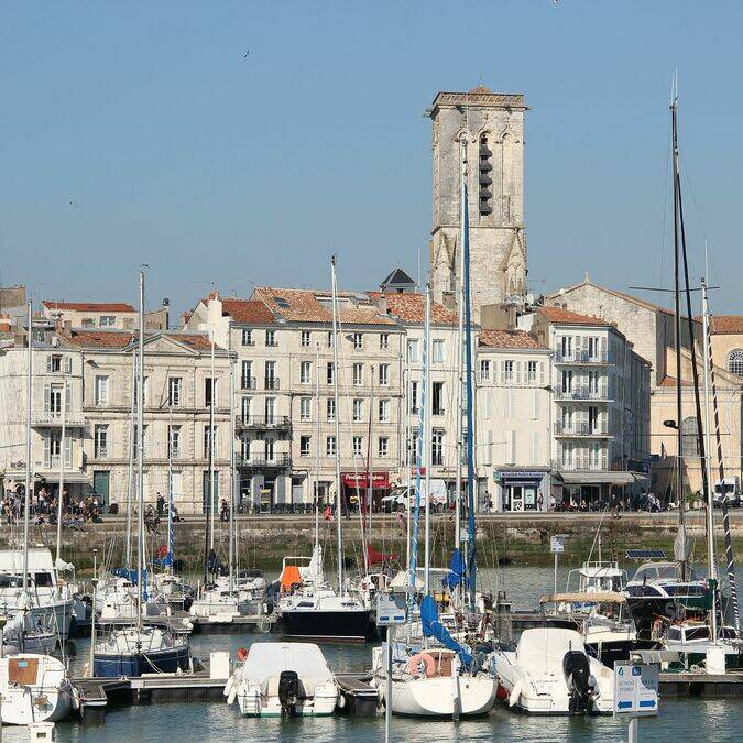 Saint-Sauveur church and the quays of the old port © Perrine BELIN / CMT