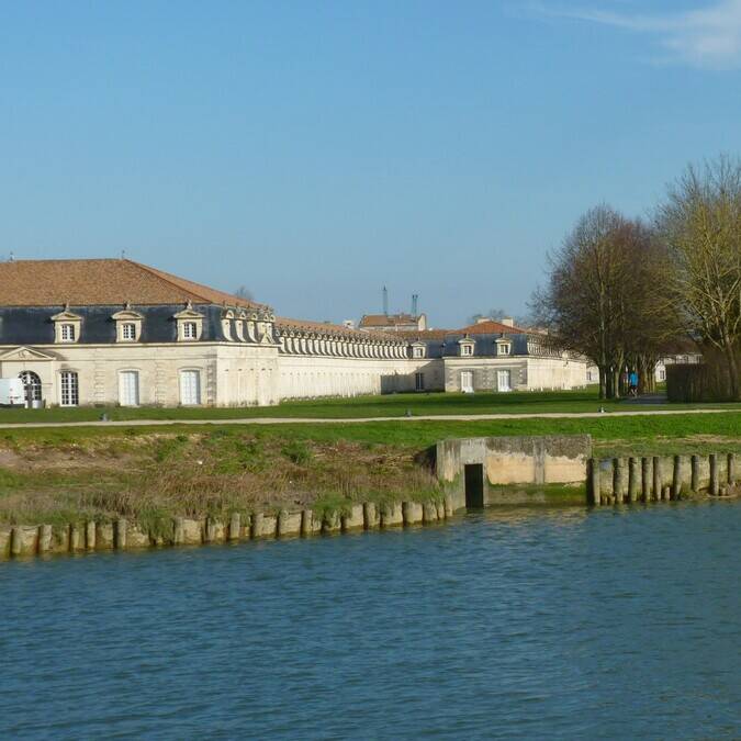 The banks of the Charente near the Corderie Royale © FDHPA17